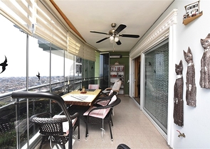 اطلالة بحر وقلعة - دوبلكس 3 غرف وصالة مفروشة - في مركز الانيا 