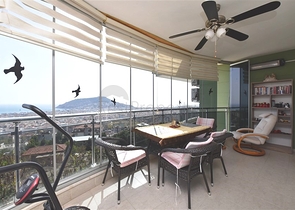 اطلالة بحر وقلعة - دوبلكس 3 غرف وصالة مفروشة - في مركز الانيا 