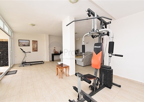 اطلالة بحر وقلعة - دوبلكس 3 غرف وصالة مفروشة - في مركز الانيا 