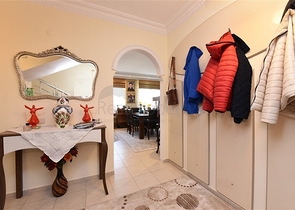 اطلالة بحر وقلعة - دوبلكس 3 غرف وصالة مفروشة - في مركز الانيا 