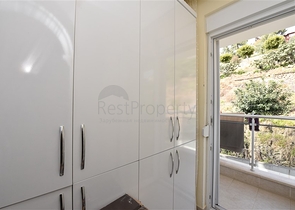 اطلالة بحر وقلعة - دوبلكس 3 غرف وصالة مفروشة - في مركز الانيا 