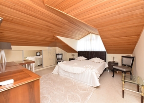 اطلالة بحر وقلعة - دوبلكس 3 غرف وصالة مفروشة - في مركز الانيا 