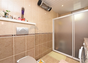 اطلالة بحر وقلعة - دوبلكس 3 غرف وصالة مفروشة - في مركز الانيا 