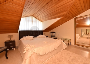 اطلالة بحر وقلعة - دوبلكس 3 غرف وصالة مفروشة - في مركز الانيا 