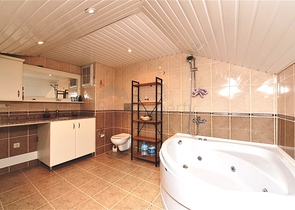 اطلالة بحر وقلعة - دوبلكس 3 غرف وصالة مفروشة - في مركز الانيا 