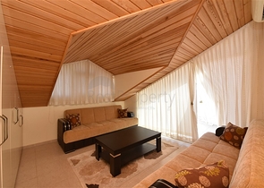 اطلالة بحر وقلعة - دوبلكس 3 غرف وصالة مفروشة - في مركز الانيا 