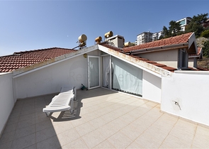 اطلالة بحر وقلعة - دوبلكس 3 غرف وصالة مفروشة - في مركز الانيا 