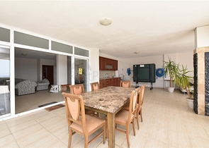 اطلالة بحر وقلعة - دوبلكس 3 غرف وصالة مفروشة - في مركز الانيا 