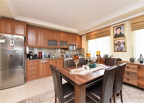 اطلالة بحر وقلعة - دوبلكس 3 غرف وصالة مفروشة - في مركز الانيا 