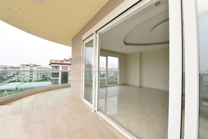 اطلالة بحر ساحرة - دوبلكس 4 غرف وصالة ضمن مجمع سكني - في كاستل / الانيا 