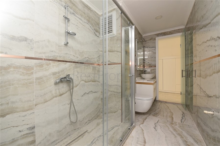 اطلالة بحر ساحرة - دوبلكس 4 غرف وصالة ضمن مجمع سكني - في كاستل / الانيا 