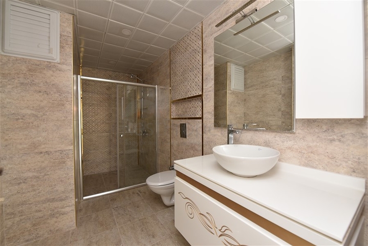 اطلالة بحر ساحرة - دوبلكس 4 غرف وصالة ضمن مجمع سكني - في كاستل / الانيا 