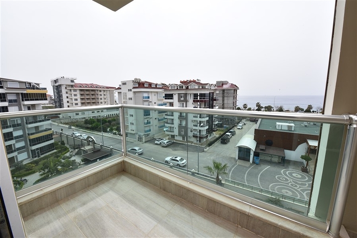 اطلالة بحر ساحرة - دوبلكس 4 غرف وصالة ضمن مجمع سكني - في كاستل / الانيا 