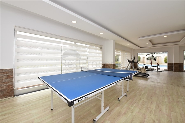 اطلالة بحر ساحرة - دوبلكس 4 غرف وصالة ضمن مجمع سكني - في كاستل / الانيا 