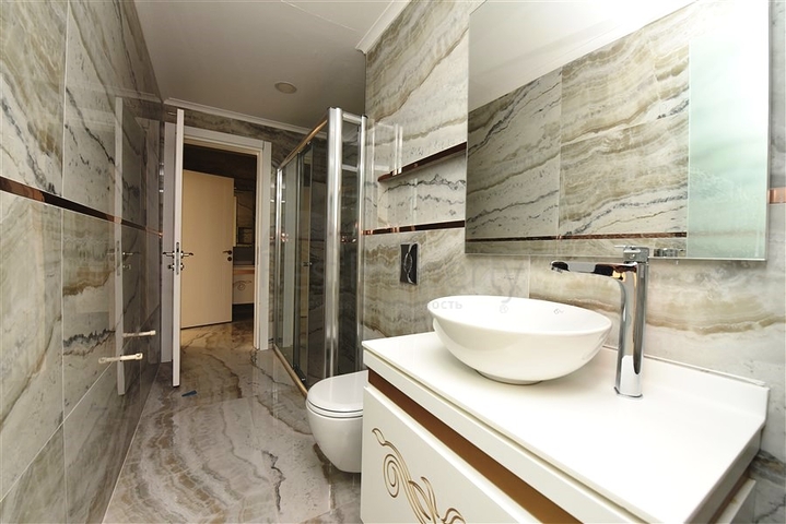 اطلالة بحر ساحرة - دوبلكس 4 غرف وصالة ضمن مجمع سكني - في كاستل / الانيا 