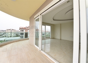 اطلالة بحر ساحرة - دوبلكس 4 غرف وصالة ضمن مجمع سكني - في كاستل / الانيا 