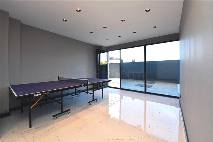 اطلالة مفتوحة - شقة غرفة وصالة جديدة -ضمن مجمع سكني - في محمودلار / الانيا 