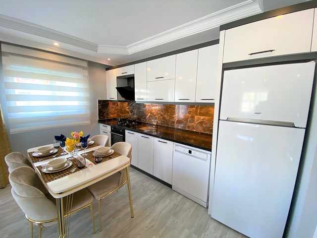 اطلالة مفتوحة - اثاث جديد - شقة غرفتين وصالة - في محمودلار / الانيا 