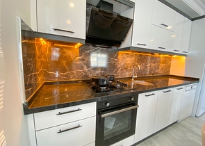 اطلالة مفتوحة - اثاث جديد - شقة غرفتين وصالة - في محمودلار / الانيا 