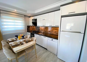 اطلالة مفتوحة - اثاث جديد - شقة غرفتين وصالة - في محمودلار / الانيا 