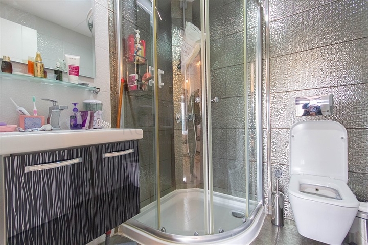 اطلالة بحر - شقة غرفتين وصالة - ضمن مجمع 5 نجوم - في محمودلار / الانيا 