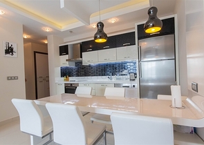 اطلالة بحر - شقة غرفتين وصالة - ضمن مجمع 5 نجوم - في محمودلار / الانيا 