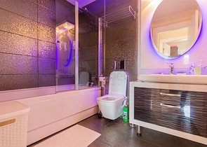 اطلالة بحر - شقة غرفتين وصالة - ضمن مجمع 5 نجوم - في محمودلار / الانيا 