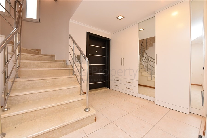 موفع مركزي - فيلا 4 غرف وصالتين - مفروشة -في منطقة توسمور / الانيا 