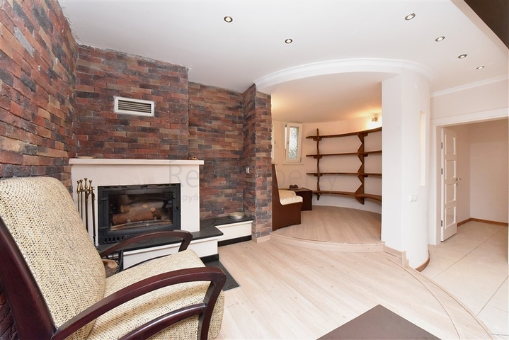 موفع مركزي - فيلا 4 غرف وصالتين - مفروشة -في منطقة توسمور / الانيا 