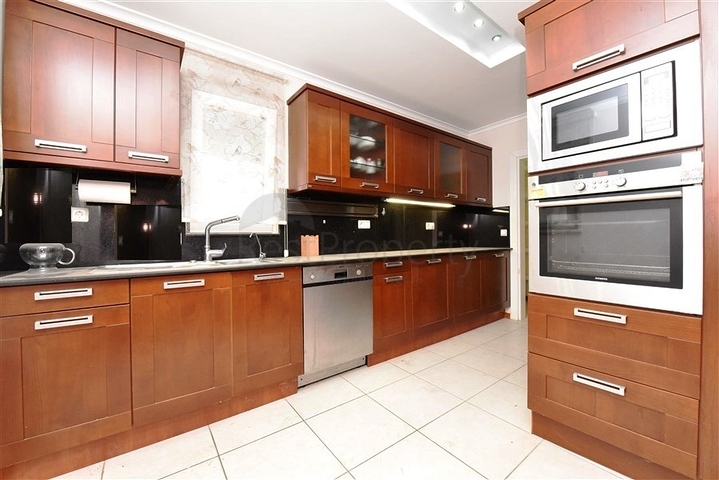 موفع مركزي - فيلا 4 غرف وصالتين - مفروشة -في منطقة توسمور / الانيا 