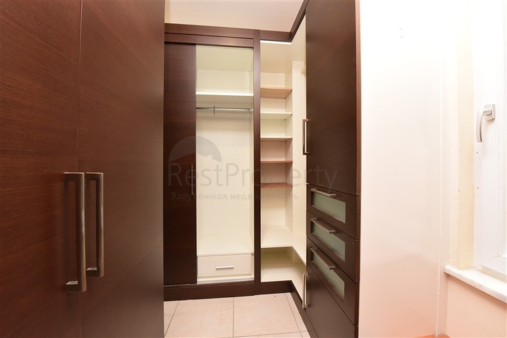 موفع مركزي - فيلا 4 غرف وصالتين - مفروشة -في منطقة توسمور / الانيا 