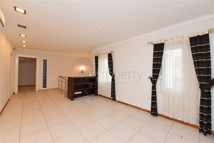 موفع مركزي - فيلا 4 غرف وصالتين - مفروشة -في منطقة توسمور / الانيا 