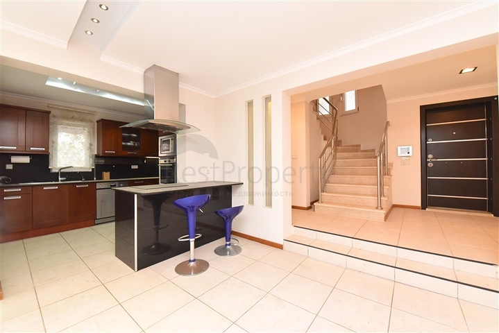 موفع مركزي - فيلا 4 غرف وصالتين - مفروشة -في منطقة توسمور / الانيا 