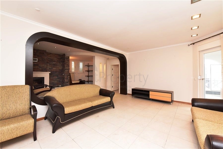 موفع مركزي - فيلا 4 غرف وصالتين - مفروشة -في منطقة توسمور / الانيا 