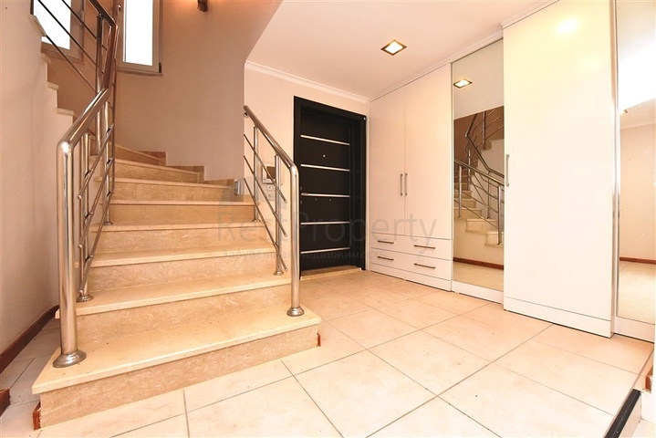 موفع مركزي - فيلا 4 غرف وصالتين - مفروشة -في منطقة توسمور / الانيا 