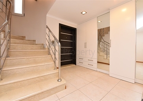 موفع مركزي - فيلا 4 غرف وصالتين - مفروشة -في منطقة توسمور / الانيا 