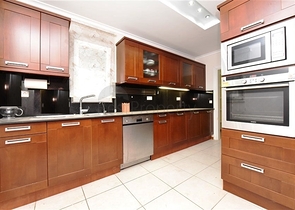 موفع مركزي - فيلا 4 غرف وصالتين - مفروشة -في منطقة توسمور / الانيا 