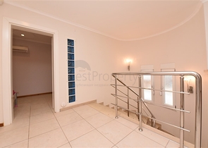 موفع مركزي - فيلا 4 غرف وصالتين - مفروشة -في منطقة توسمور / الانيا 