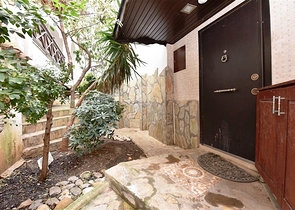 موفع مركزي - فيلا 4 غرف وصالتين - مفروشة -في منطقة توسمور / الانيا 