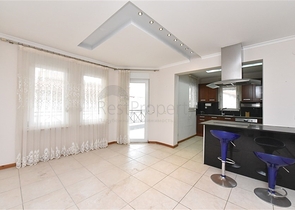 موفع مركزي - فيلا 4 غرف وصالتين - مفروشة -في منطقة توسمور / الانيا 