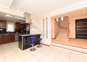 موفع مركزي - فيلا 4 غرف وصالتين - مفروشة -في منطقة توسمور / الانيا 