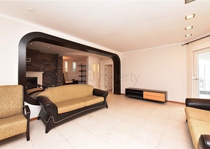 موفع مركزي - فيلا 4 غرف وصالتين - مفروشة -في منطقة توسمور / الانيا 