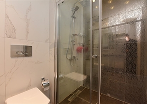 جانب شاطئ كليوباترا - شقة غرفة وصالة مفروشة - مجمع فاخر - في مركز الانيا 