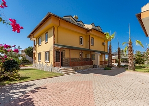 اطلالة بحر - فيلا 4 غرف وصالة مفروشة - ضمن مجمع - في ديمرتاش / الانيا 