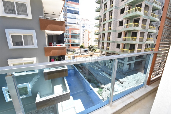 شقة انيقة - تصميم غرفتين وصالة مفروشة - قريبة من البحر والخدمات في محمودلار /الانيا 