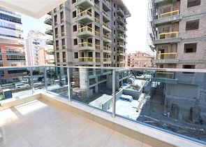 شقة انيقة - تصميم غرفتين وصالة مفروشة - قريبة من البحر والخدمات في محمودلار /الانيا 