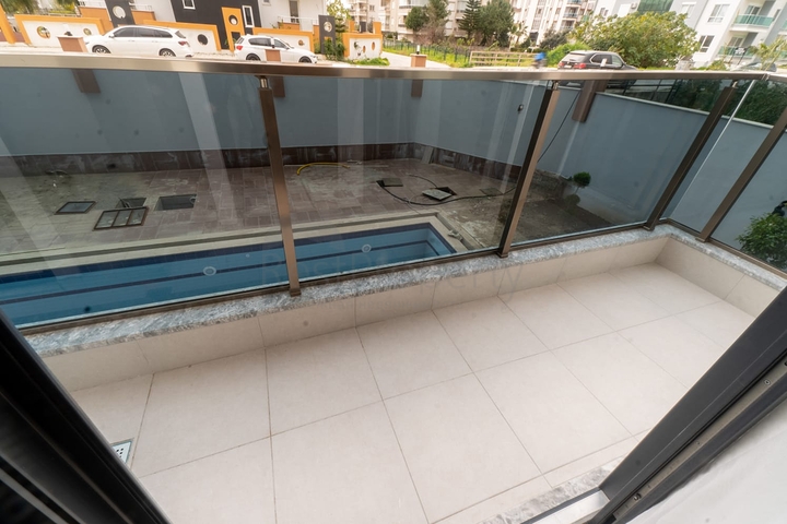 قريبة من البحر - شقة غرفة وصالة مفروشة - ضمن مجمع - في كاستل / الانيا 