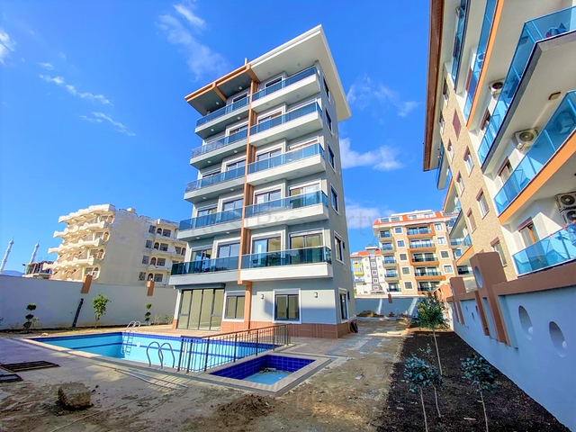 قريبة من البحر - شقة غرفة وصالة مفروشة - ضمن مجمع - في كاستل / الانيا 