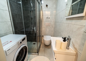 قريبة من البحر - شقة غرفة وصالة مفروشة - ضمن مجمع - في كاستل / الانيا 