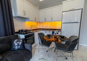 قريبة من البحر - شقة غرفة وصالة مفروشة - ضمن مجمع - في كاستل / الانيا 